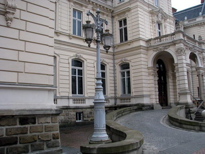 Ліхтар біля входу до палацу Потоцьких