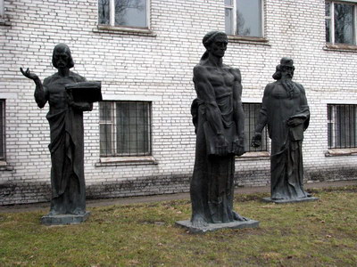Скульптури на подвір`ї палацу Потоцьких