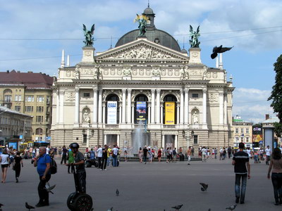 площа біля Оперного театру