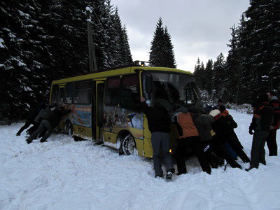 Автобус у снігу