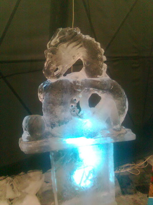 Скульптурка у льодовому палаці