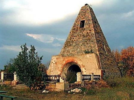 піраміда в селі Комендантівка