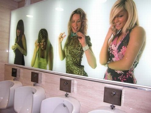 Чому дівчата фотографують себе в туалеті