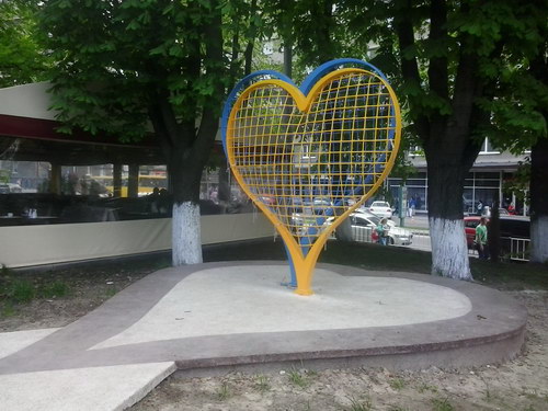 Cкульптура двох сердець у Львові