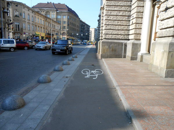 Велодоріжка біля Оперного театру