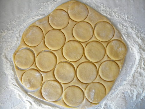 виріжте з тіста круглі заготовки для печива