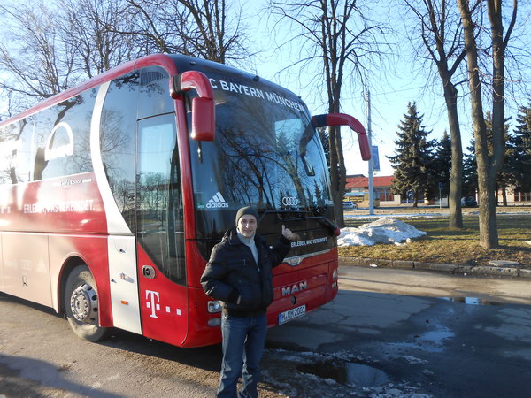 Фото на фоні автобуса