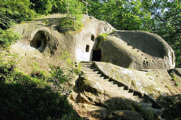 Скельний монастир у с. Розгірче