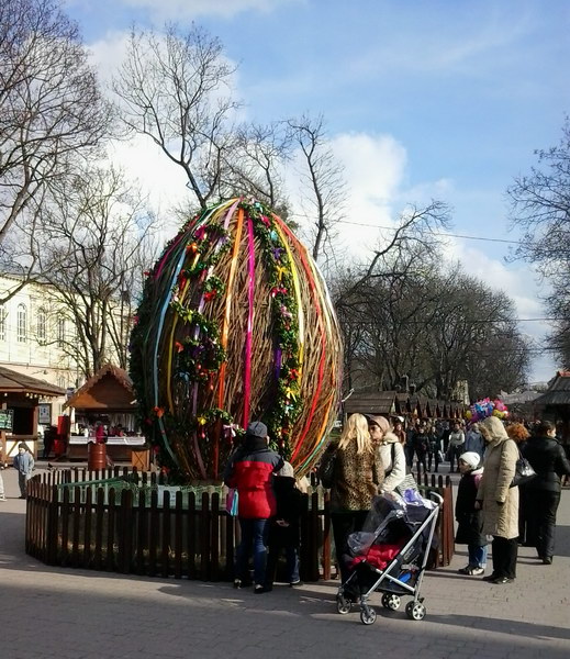 Великоднє яйце в центрі міста