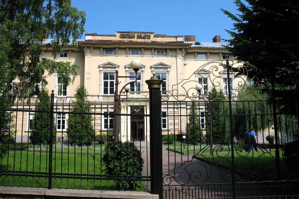 Палац графів Голуховських