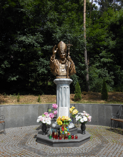 Пам'ятник Івану Павла II у Брюховичах