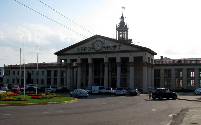 Фасад старого терміналу Львівського аеропорту
