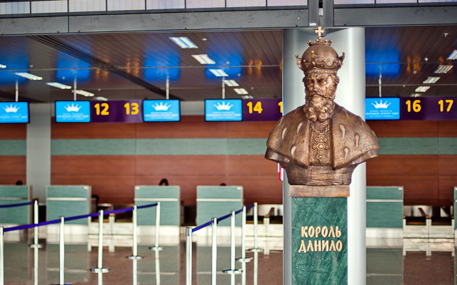 Король Данило Галицький у Львівському аеропорту