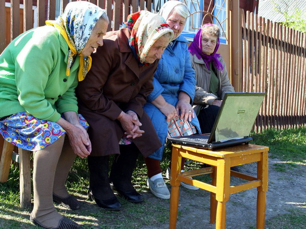 Як навчити старшу людину користуватися комп’ютером