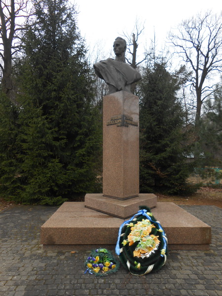 Пам'ятник Шухевичу в Білогорщі