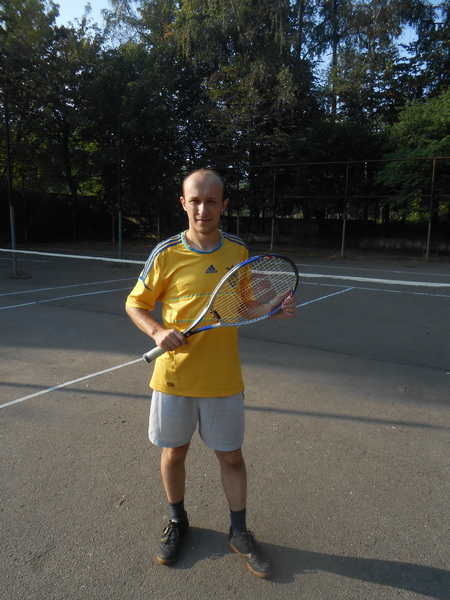 Воробус грає в теніс