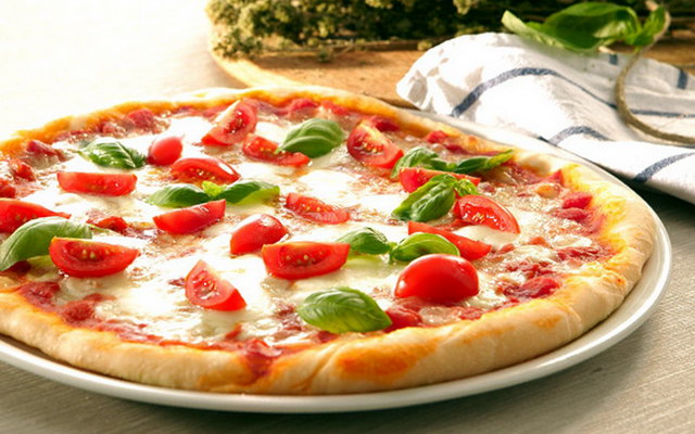 Як швидко приготувати італійську піцу