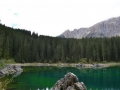 озеро  Lago di Carezza в Альпах