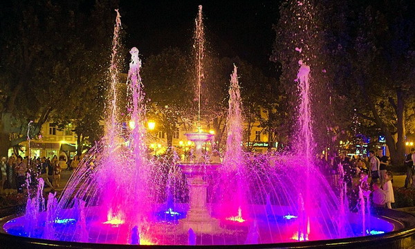 Світломузичний фонтан у парку