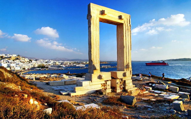 руїни храму Аполлона на острові Наксос