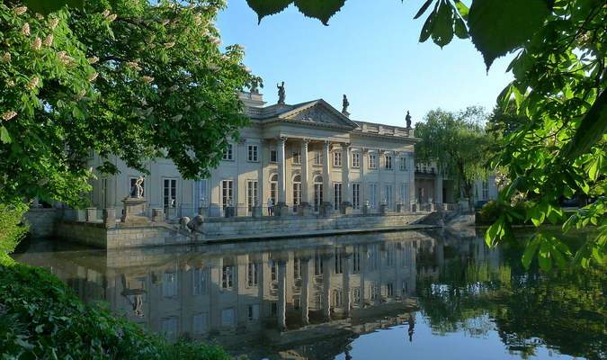 палац у парку Королівські Лазєнки у Варшаві