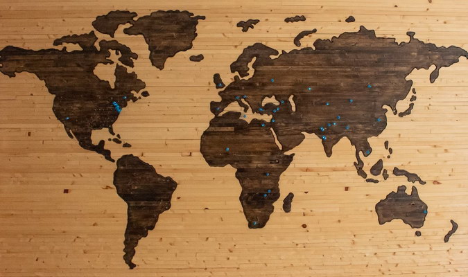 дерев’яні карти світу на стіні