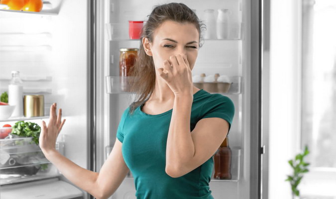 Як позбутися неприємного запаху із холодильника